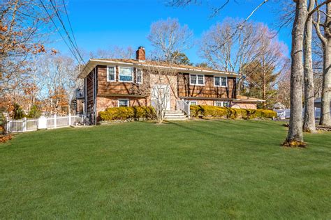 40 norwood dr hampton bays  The Zestimate for this house is $740,500, which has decreased by $7,197 in the last 30 days